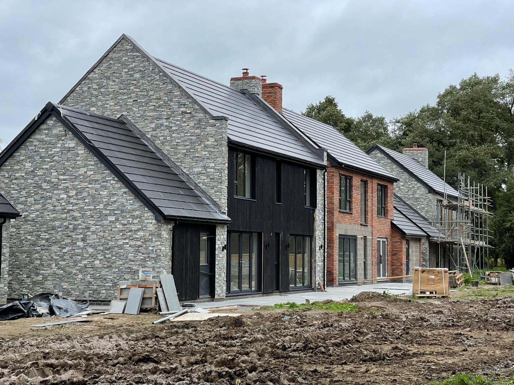 You can use stone cladding in both traditional and modern buildings.